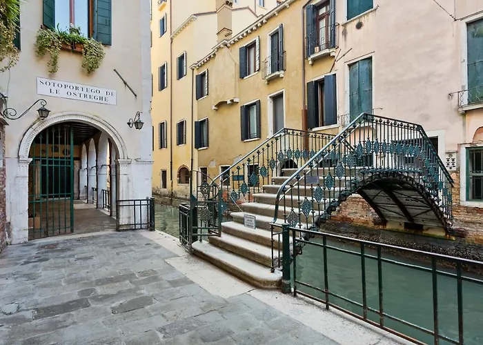 Gæstehus And Ostreghe Bridge Venedig